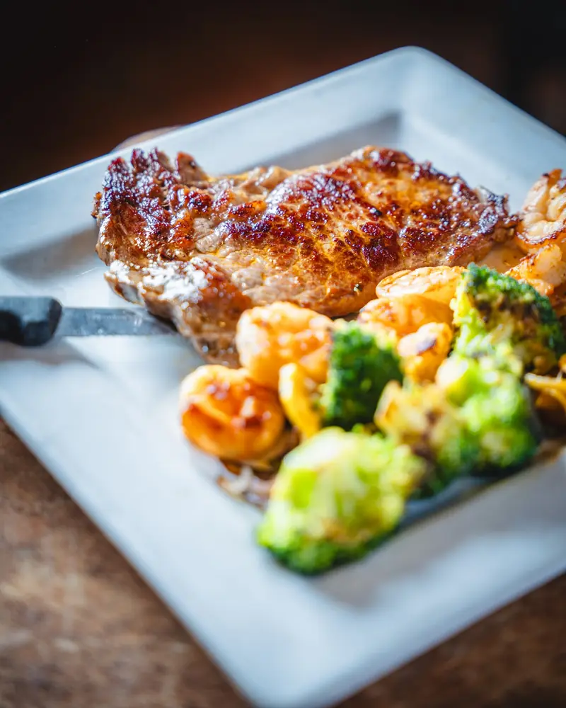 Grilled steak with shrimp and broccoli